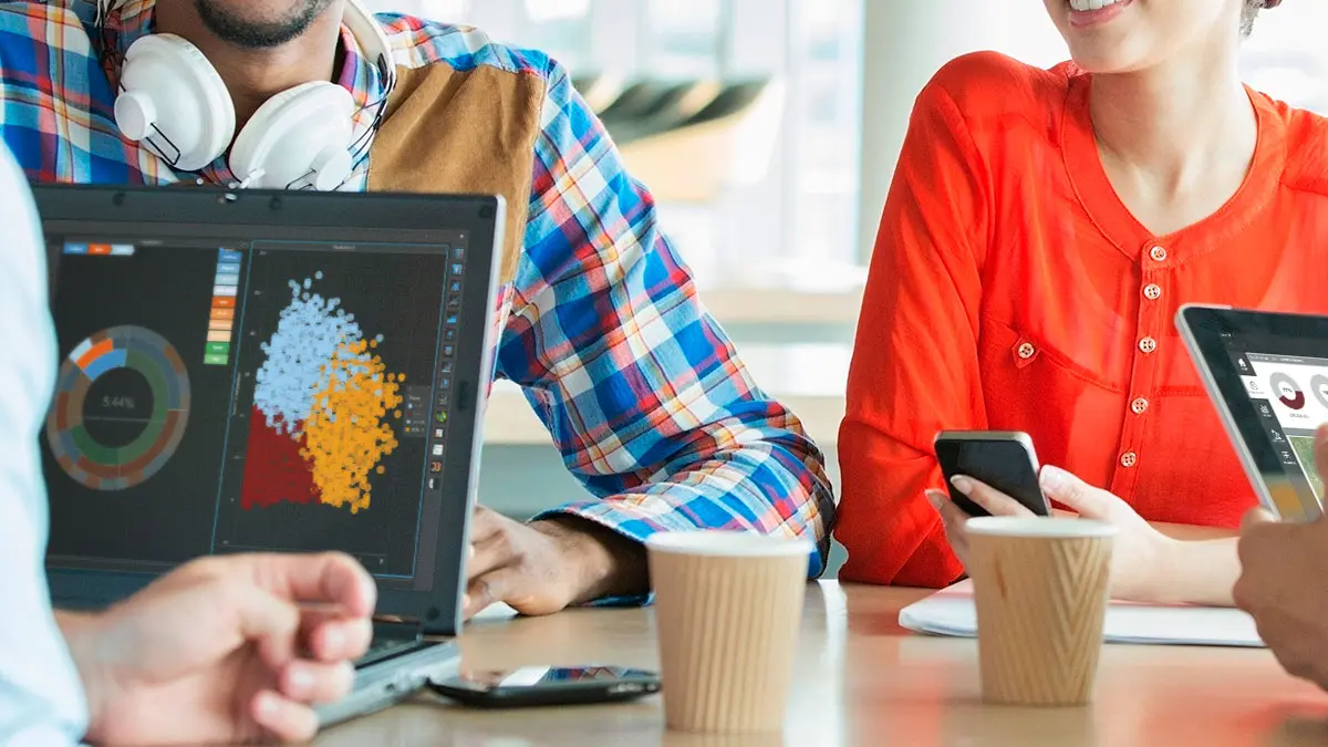 coworkers-with-dashboards-on-devices-1.jpg
