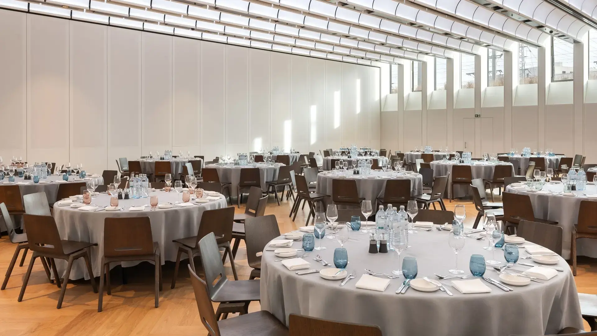 VIEAZ-P0300-Meeting-Room-Rounds-Setup.webp